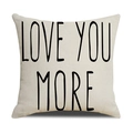 Detail der Leinentextur mit Love You More Aufdruck auf einem roten Herz-Kissenbezug - LOVE YOU MORE Buchstabendruck (22YM163-1) / 45*45cm (Ohne Kern)