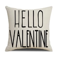 Detailansicht des beigen Leinenkissenbezugs mit schwarzem HELLO VALENTINE Aufdruck - HELLO VALENTINE Buchstabendruck (22YM163-3) / 45*45cm (Ohne Kern)
