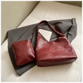 Dettaglio della borsa tote in pelle cerata bordeaux e pochette su un blazer grigio - Borsa A Tracolla E Pochette (Rosso) / Rosso
