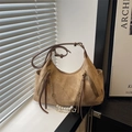 Sac porté épaule en daim marron avec chaîne de perles et fermetures éclair décoratives - Kaki