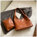 Dettaglio di set borse hobo in ecopelle caramello con custodia con cerniera coordinata - Borsa A Tracolla E Pochette (Marrone) / Marrone