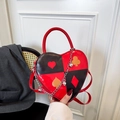 Dettaglio della borsa a cuore con motivi poker rosso e nero e catenella argentata - Rosso