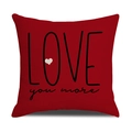 Detalle de funda de cojín de lino rojo con texto Love You More y estampado de corazón - 45*45cm (Sin Relleno) / Estilo de Letra LOVE Roja (YMV17-2)