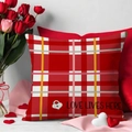 Coussin de Saint-Valentin à carreaux rouges avec texte Love Lives Here pour décor - 45x45cm(Housse Uniquement) / Style Plaid Rouge et Blanc (YMV12-3)