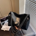 Borsa a tracolla nera lucida con catena in pelle verniciata minimalista moda autunno 2025 - Nero