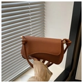 Borsa baguette color caramello con dettaglio a nodo e finiture in oro - Marrone