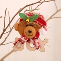 Plüschbär Weihnachtsanhänger mit JOY-Holzbuchstaben und rotem Karo-Weihnachtshut - Bär