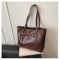 Vintage grote shopper in donkerbruin glanzend krokodillenpatroon met gouden klinknagels - koffiekleur