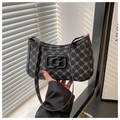 Detail der schwarzen Hobo-Tasche mit geometrischem Kleemuster und 3D-G-Logo - Schwarz Monogramm