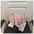 Detail der rosa Cord-Handtasche mit weißer Schleifenstickerei und gerafftem Tragegriff - Rosa