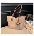 Dettaglio borsa a secchiello in pelle beige con tracolla marrone e ciondolo a cuore - Con Ciondolo / Cachi