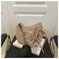 Detail der Cord-Schultertasche mit weißem Schleifen-Stickerei und gerafftem Griff - Khaki