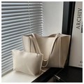 Grande borsa tote beige con pochette coordinata in un set fotografico elegante e moderno - Bianco