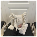 Detail der cremefarbenen Cord-Schultertasche mit rosa Schleife und Falten-Tragegriff - Weiß