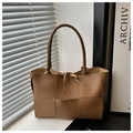 Bolso tote trenzado grande de color marrón en cuero PU con asa de hombro minimalista - Marrón