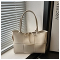 Elegante bolso tote de cuero trenzado blanco roto con estructura ancha y cierre de lazo - Blanco