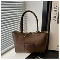 Bolso tote grande de cuero trenzado marrón oscuro con diseño de tejido ancho - Marrón