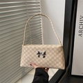 Detail der Schultertasche mit Blumenmuster, silberner Schleife und Monogramm - M Beige
