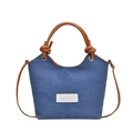 Bolso de hombro denim con asas redondas marrones y acabados de cuero en contraste azulado - Marrón