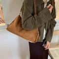 Braune Vintage-Wildledertasche an der Schulter, minimalistisches Design mit großem Volumen - Braun