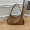 Gros plan du sac hobo en daim marron avec bandoulière en cuir et boucles en métal - Marron