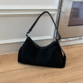 Détail du sac baguette vintage en daim noir avec bandoulière en cuir et boucle métal - Noir