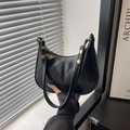 Bolso hobo clásico de cuero negro con remaches dorados y costuras minimalistas - Negro