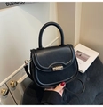 Detalle de bolso de silla negro mate con un cierre giratorio cilíndrico dorado de lujo - Negro