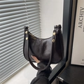 Bolso de hombro en cuero encerado marrón oscuro con remaches dorados y diseño retro - Marrón
