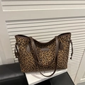 Grande borsa tote retrò leopardata con finiture in pelle marrone e coulisse laterale - Marrone Scuro