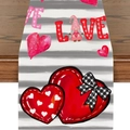 Detail eines Valentine Leinentischläufers mit Love-Zwerg-Druck und gestreiftem Herzdesign - Grauer Streifen Love Gnom Stil (24ZQ1-7)
