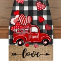 Detail eines Valentine-Leinentischläufers mit rotem LKW, Herzen und Karomuster - Buffalo Karo Roter LKW Stil (24ZQ1-8)