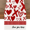 Detailstruktur des Leinentischläufers mit roten Herzen und Love You More Aufdruck - Rot Weiß Karo LoveYouMore Stil (24ZQ1-13)