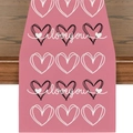 Detail eines rosa Leinentischläufers mit I Love You Herzmuster und Stofftextur - Rosa Basis Schwarz Weiß Herz Stil (24ZQ1-14)