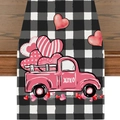 Detailaufnahme des schwarz-weißen Tischläufers mit rosa LKW und Herzmustern - Buffalo Karo Rosa LKW Herz Stil (24ZQ1-19)