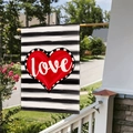 Detalle de la bandera de jardín de lino de doble cara con un corazón rojo y texto de amor - Estilo Corazón de Rayas Clásico (HYQ15-1)