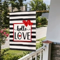 Detalle de bandera de jardín de lino con texto hello LOVE y diseño de corazón rojo - Estilo Rayas Hola Amor (HYQ15-2)