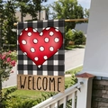 Detalle de bandera de jardín con corazón rojo y texto de bienvenida en barandilla - Estilo Bienvenido Corazón de Lunares (HYQ15-3)