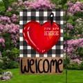 Bandiera da giardino con cuore rosso e paletto in metallo nero in un giardino fiorito - Stile Benvenuto Sei Qui (HYQ15-23)