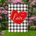 Detalle de bandera de jardín a cuadros con corazón rojo y texto love en soporte - Estilo Amor Corazón de Cuadros (HYQ15-18)