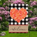 Detalle de bandera de jardín con cuadros, corazón de rosas y texto Welcome cursivo - Estilo Bienvenido Rosas (HYQ15-13)