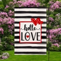 Detalle de una bandera de jardín de lino de doble cara con estampado hello LOVE en poste - Estilo Hola Amor (HYQ15-10)