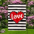 Detalle de la bandera de jardín de lino con diseño LOVE sobre rayas blancas y negras - Estilo Corazón Rojo a Rayas (HYQ15-8)