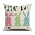 Detalle de funda de cojín de Pascua en lino con texto Bunny Trail y siluetas de conejos - 45*45cm (Solo funda de almohada) / Estilo Bunny Trail(YME3-1)