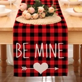 Detail eines rot-schwarzen Tischläufers mit Be Mine Schriftzug und Herzmotiv für Valentinstag - Rot Schwarz Kariert Be Mine
