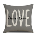 Detail der grauen Leinen-Kissenhülle mit weißem LOVE lives here Aufdruck Schriftzug - Grau LOVE Buchstaben Stil (YMS15-1)