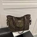 Grande borsa shopper leopardata con manici in pelle marrone e dettagli a coulisse - Verde