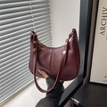 Bolso hobo vintage de cuero encerado burdeos con tachuelas doradas y brillo - Rojo