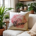 Blumen-Kissenbezug aus Leinen mit rosa Blütendruck auf beigem Sofa in gemütlicher Umgebung - Rosa Blumen Bloom Zitat Cremeweiß (SPP005-1) / 45x45cm Einseitig ohne Kern