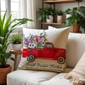 Vintage-Kissenbezug mit rotem Truck und Blumen auf Sofa neben grünen Zimmerpflanzen - Fresh Flower Market Roter Vintage Pickup Stil